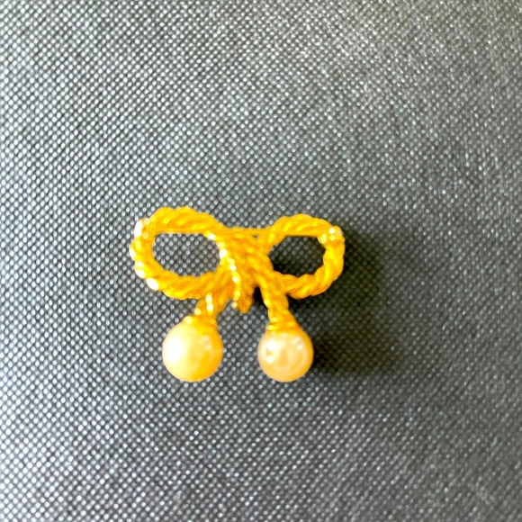 Vintage Gold Tone Bow with Pearls Brooche - Picture 2 of 3